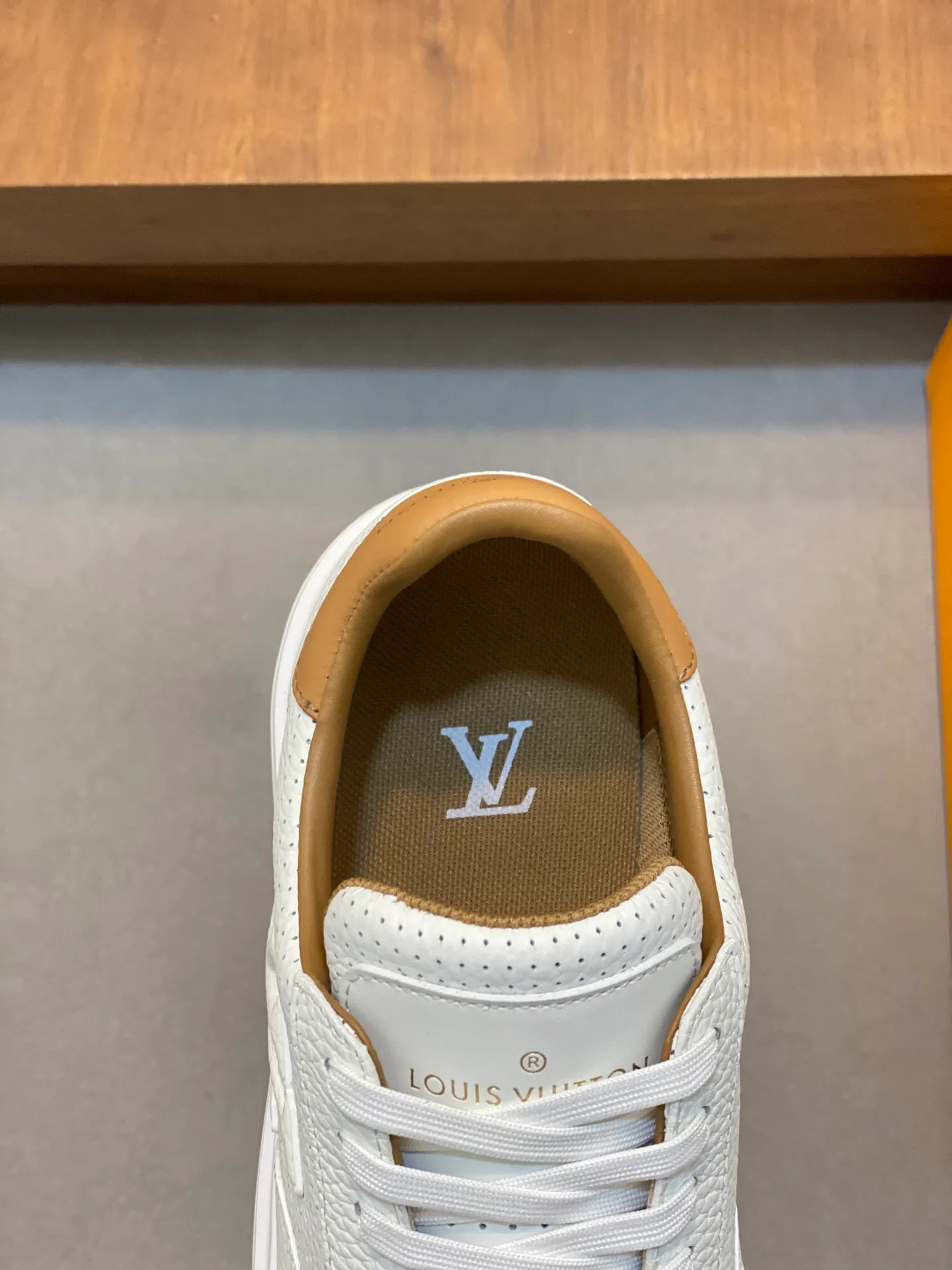 Factory Price: 400💰LV🔍Top Purchasing Agency🇮🇹 Lu Street Boy’s popular sports shoes counter synchronized, uppers imported from Italy cowhide fabric, high-quality complex splicing crafts, imported water-dyed cowhide lining cowhide feet Sole: Original sole provided by the original factory, T men's men's shoes 💰U exclusive movable molded sole, super comfortable, original factory follow-up goods, 🔍🔍high quality, can be entered and exited the counter at will, welcome to compare, code number 39-44 (order 38 45)